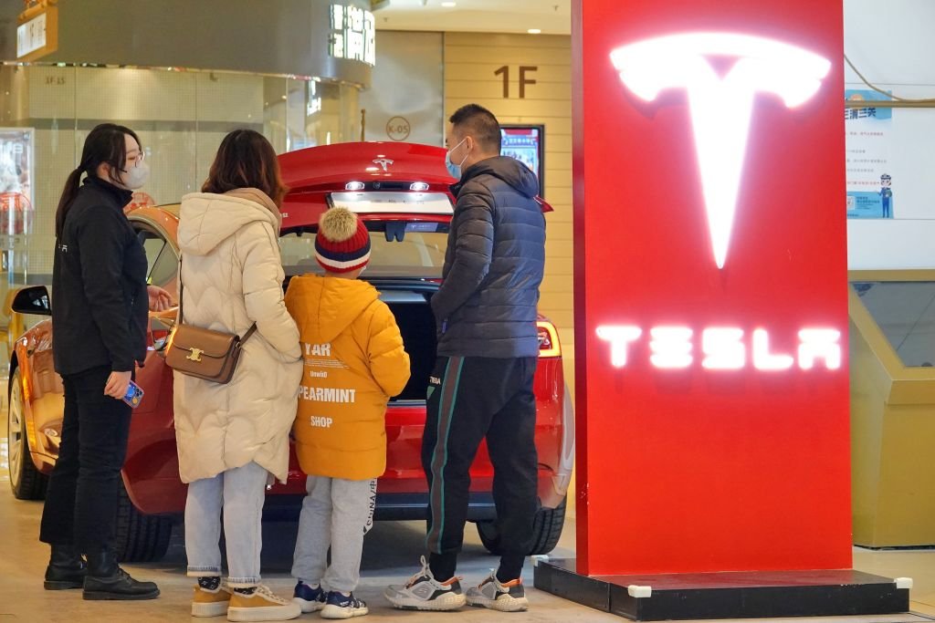 tesla entame des négociations avec des fournisseurs chinois pour ses équipements solaires, visant à renforcer sa production et réduire les coûts.