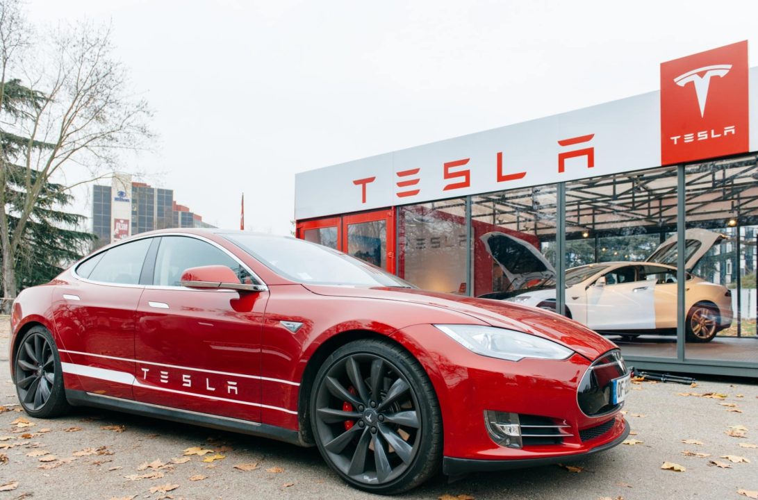 tesla fait face à des menaces sur ses revenus, posant un défi majeur pour ses bénéfices futurs.