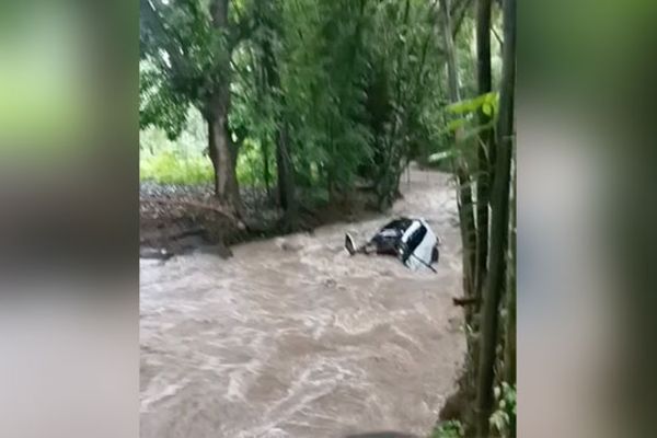 découvrez les raisons pour lesquelles votre assurance peut refuser la prise en charge d'une voiture emportée par une inondation et comment réagir face à cette situation.