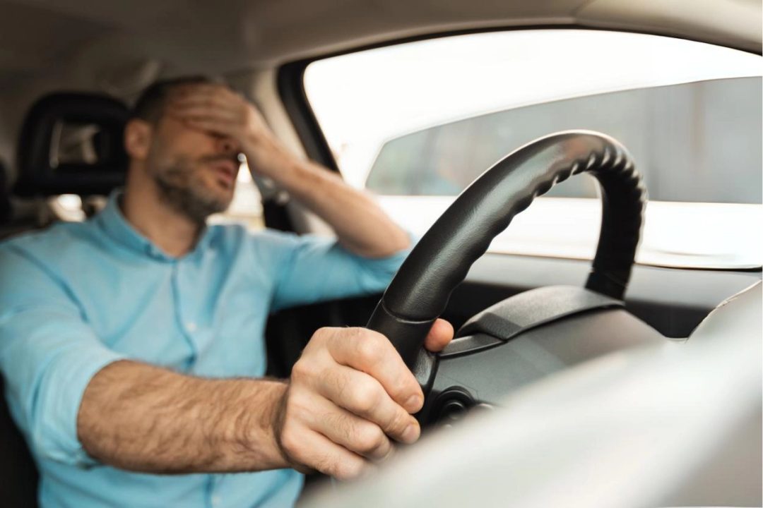 découvrez comment éviter les arnaques liées aux cartes grises et protégez-vous contre les fraudes lors de l'achat ou de la vente de véhicules.