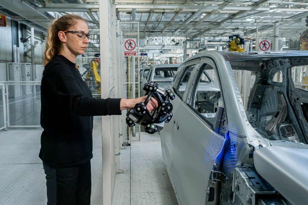 renault annonce une réduction de ses équipes d'ingénierie de 15 à 20 %, dans le cadre de sa stratégie de restructuration et d'adaptation aux évolutions du marché automobile.