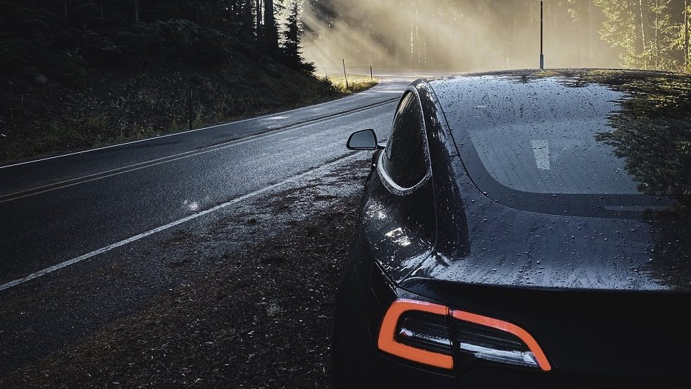tesla améliore ses systèmes pour corriger les problèmes liés aux conditions météorologiques sous la pluie, garantissant une meilleure sécurité et performance.