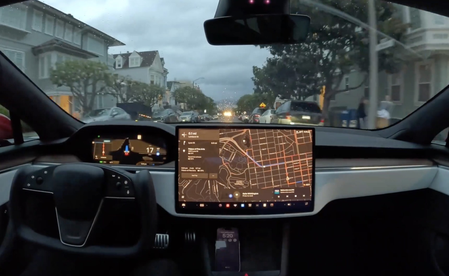 tesla confronté à 21 procès concernant son système autopilot, la conduite autonome full self-driving (fsd) et des accusations de discrimination, mettant en lumière les défis juridiques majeurs de la société.