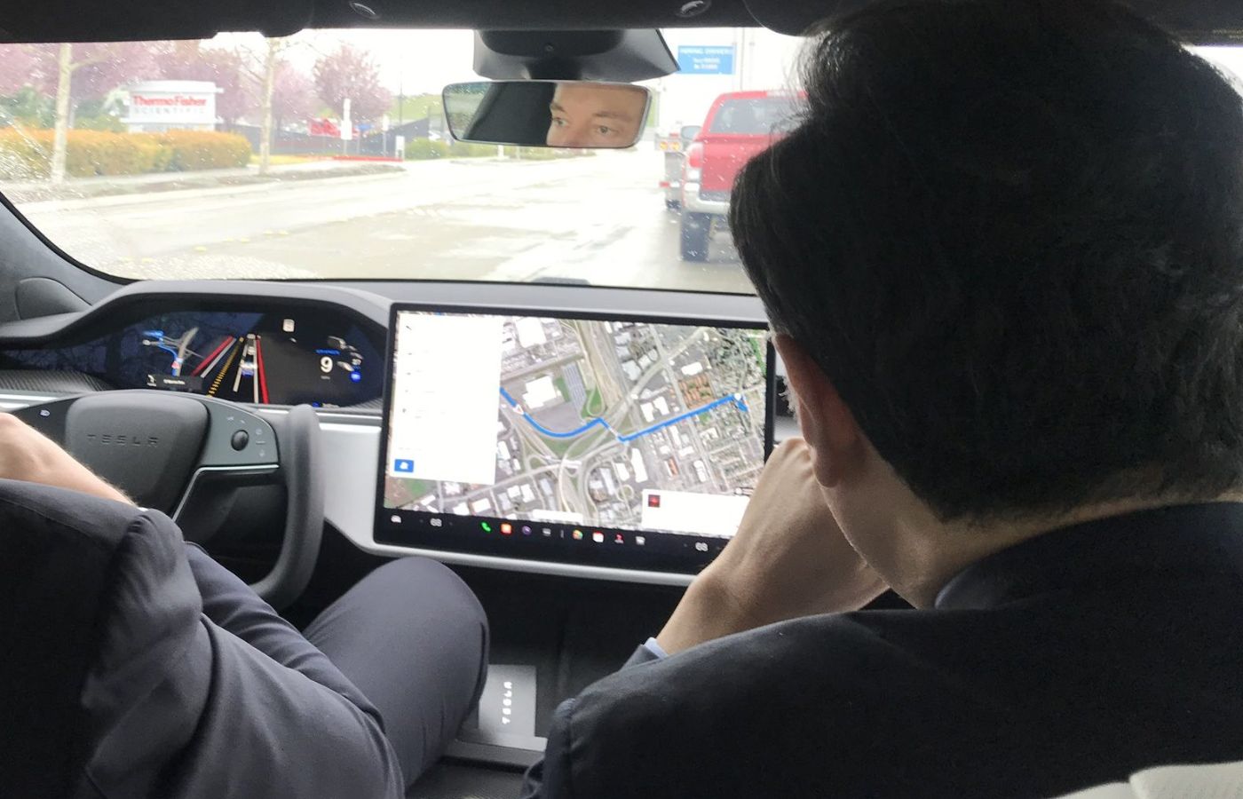 tesla confrontée à 21 procès concernant l'autopilot, la conduite autonome (fsd) et des accusations de discrimination, mettant en lumière des défis juridiques majeurs pour le constructeur automobile.