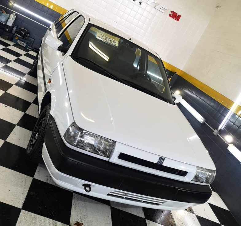 découvrez pourquoi les tesla neuves restent abandonnées en raison d'un déséquilibre entre la production et la demande, impactant le marché automobile électrique.