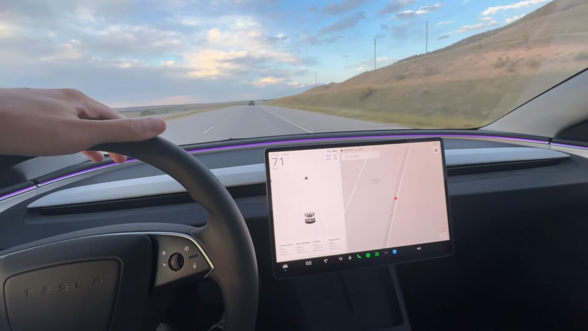 découvrez pourquoi les tesla neuves restent abandonnées en raison d'un déséquilibre entre la production et la demande, et les conséquences pour le marché automobile.