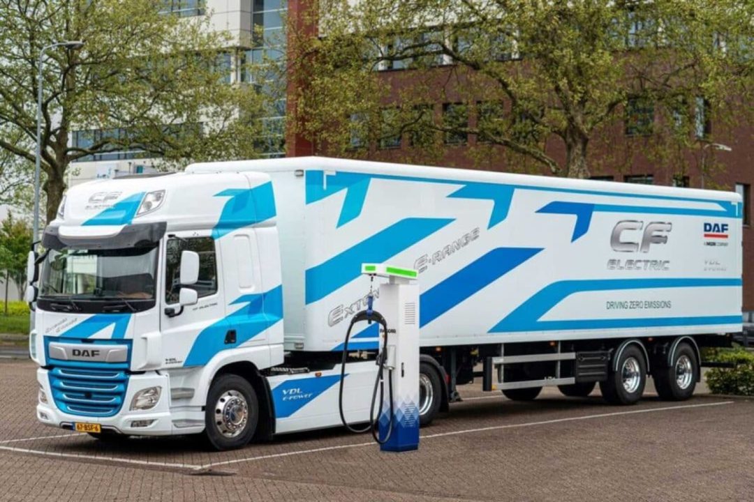 tesla prépare le lancement d'un suv électrique abordable, alliant innovation, performance et accessibilité pour révolutionner le marché des véhicules électriques.