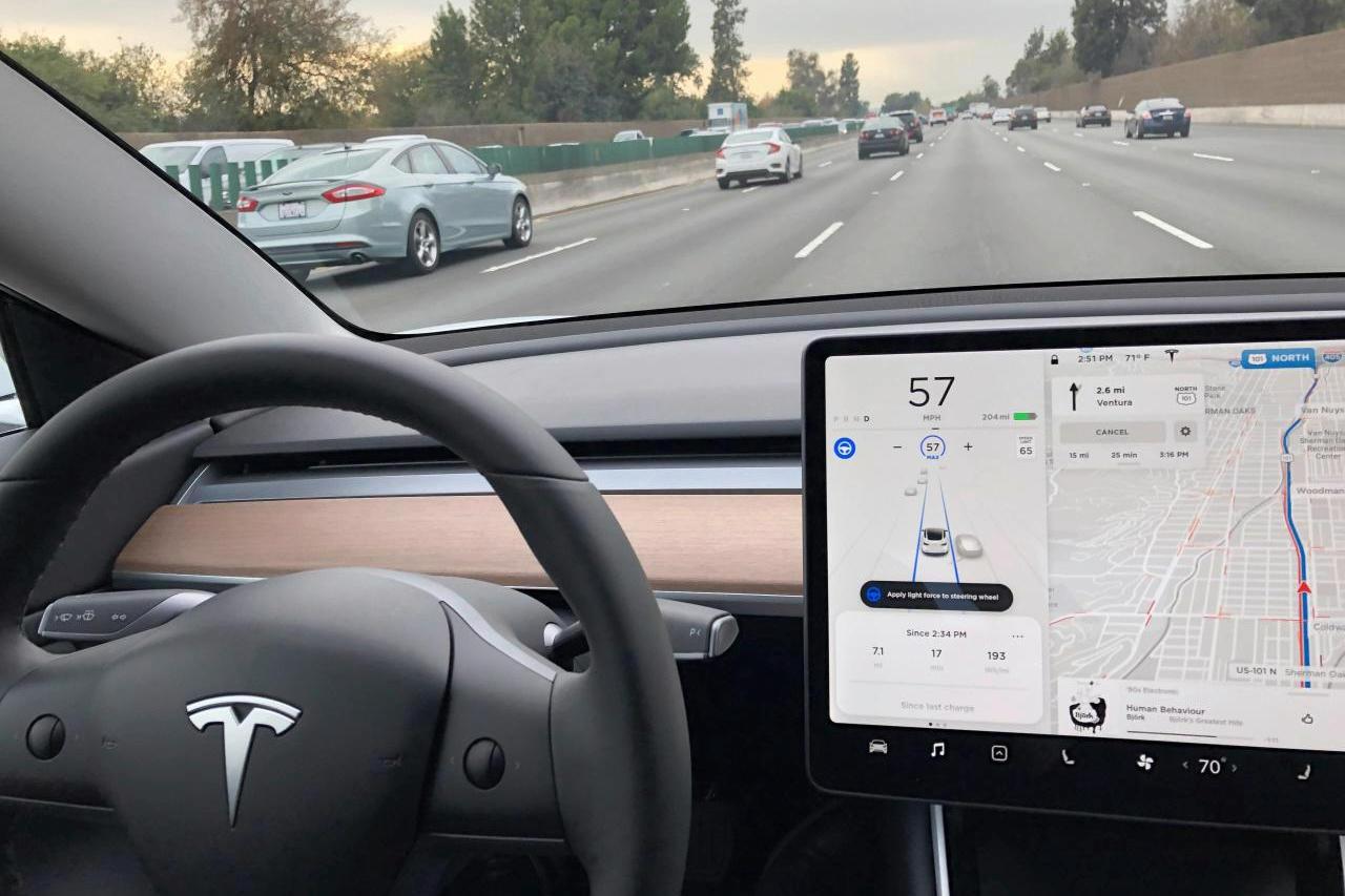 tesla annonce le développement d'un suv urbain abordable à 25 000 €, combinant innovation, design moderne et performances électriques pour une mobilité urbaine accessible.