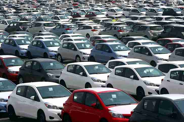 découvrez l'inventaire exceptionnel de voitures tesla invendues et les potentielles baisses de prix à venir sur le marché automobile.