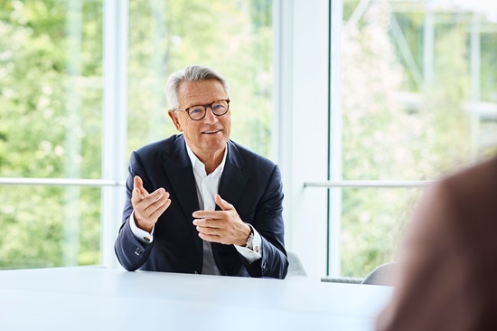 tesla annonce une trésorerie positive au premier trimestre, renforçant sa position financière et soutenant sa croissance future.