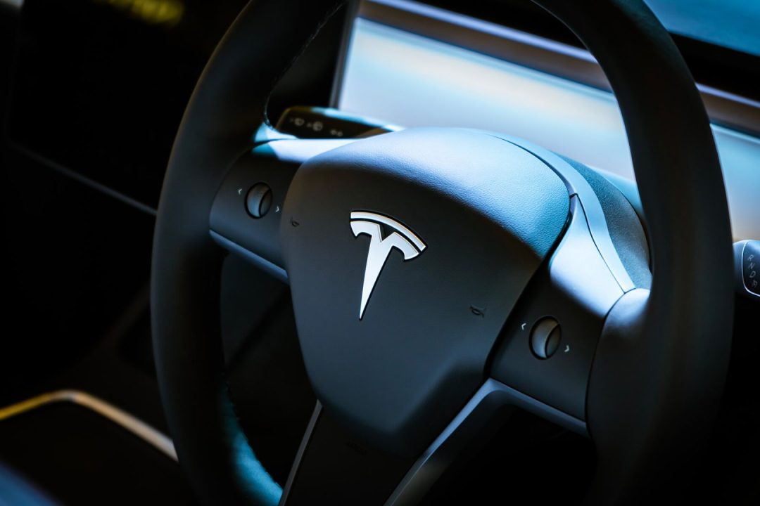 découvrez pourquoi l'assurance tesla en 2026 est plus chère que celle d'une dacia et comment cela impacte votre budget automobile.