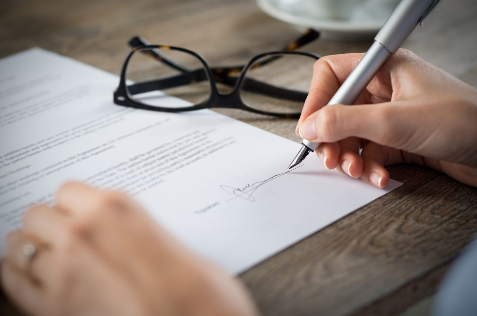 découvrez dans cet article les conditions de validité d'un contrat d'assurance même sans signature, et ce que dit la loi à ce sujet.