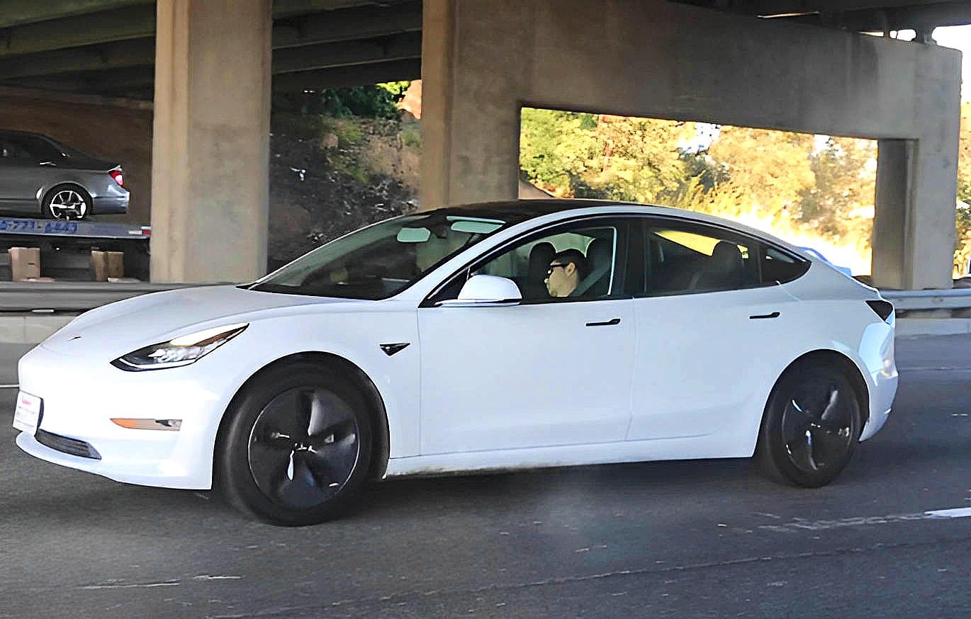 une voiture tesla s'arrête sur l'autoroute après que son conducteur, intoxiqué, s'endort au volant, illustrant les dangers de l'ivresse au volant.