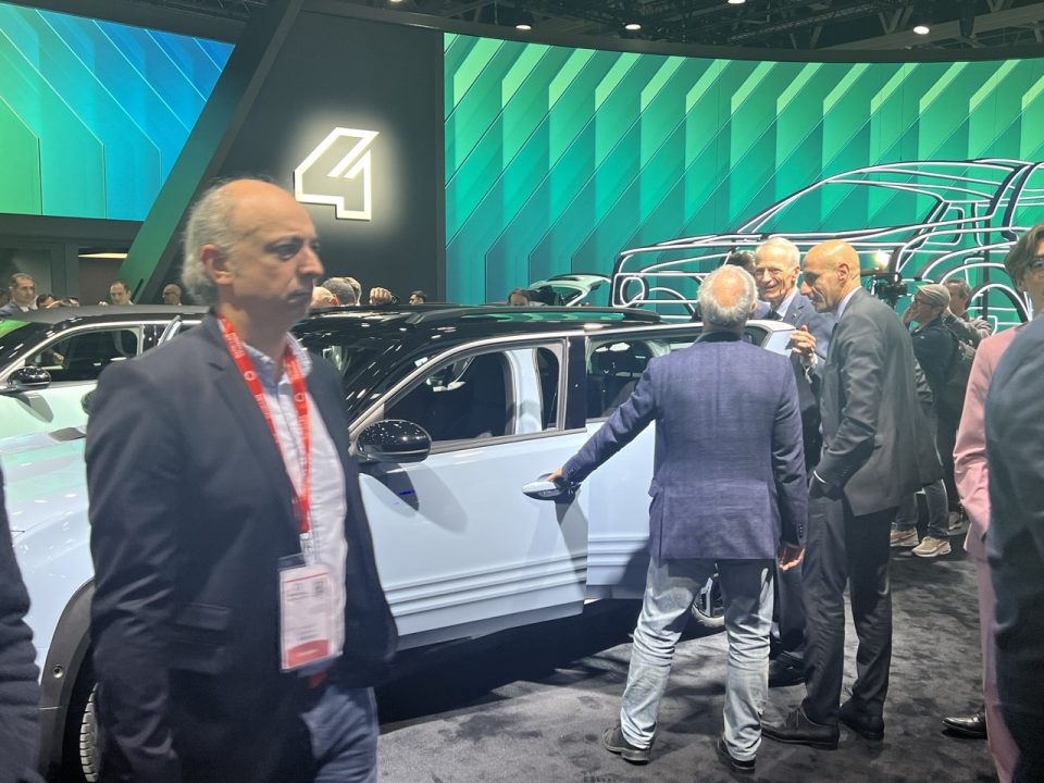 renault annonce le départ de jean-dominique senard en 2027 et révèle des informations sur le futur successeur qui prendra les rênes du constructeur automobile.