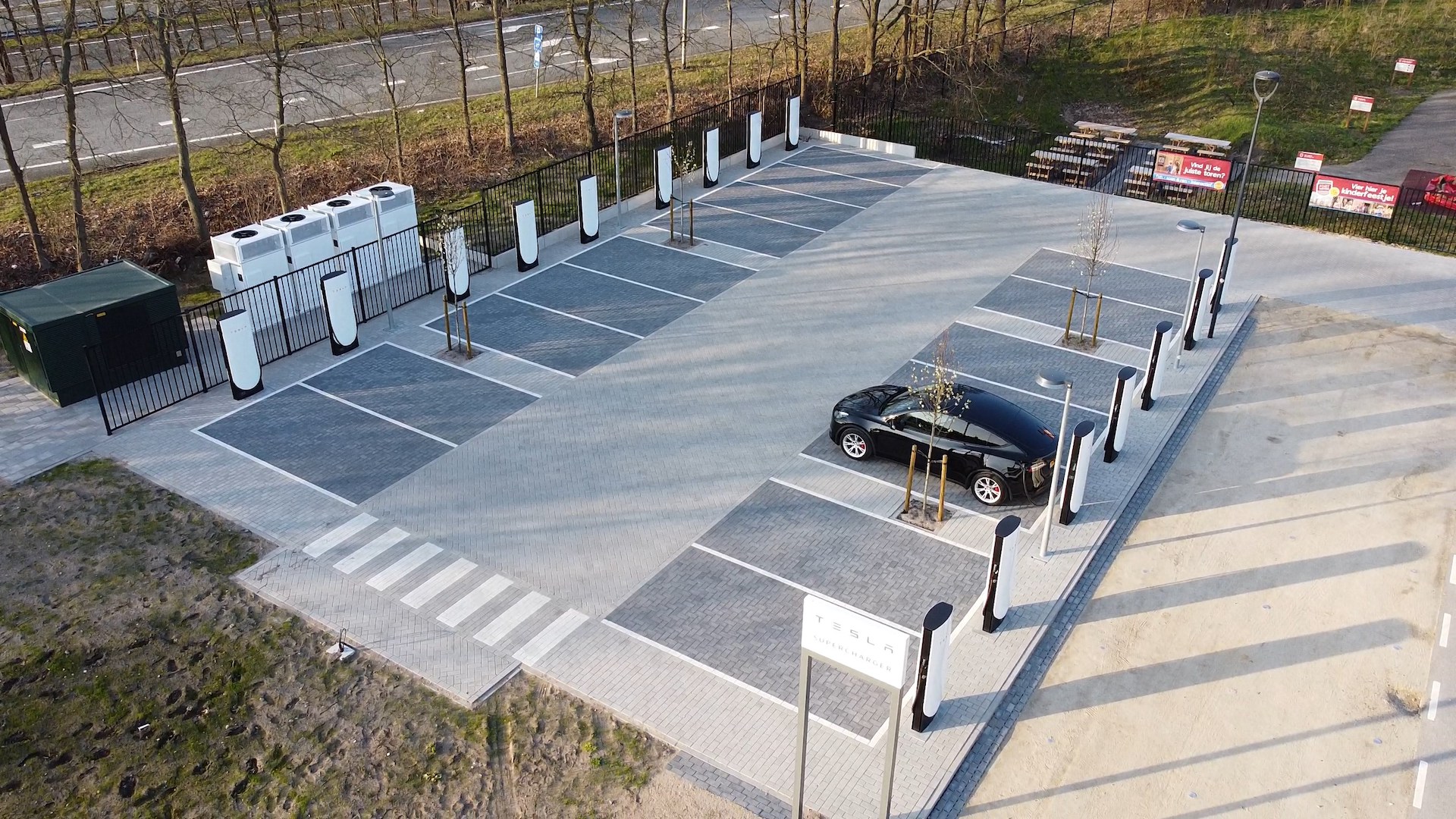 tesla anticipe une forte affluence sur ses stations supercharger pour mieux gérer la demande et optimiser l'expérience de recharge des utilisateurs.