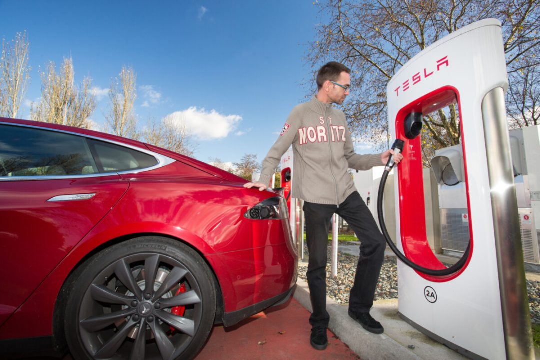 tesla anticipe une forte affluence aux stations supercharger afin d'améliorer l'expérience de recharge pour ses utilisateurs.