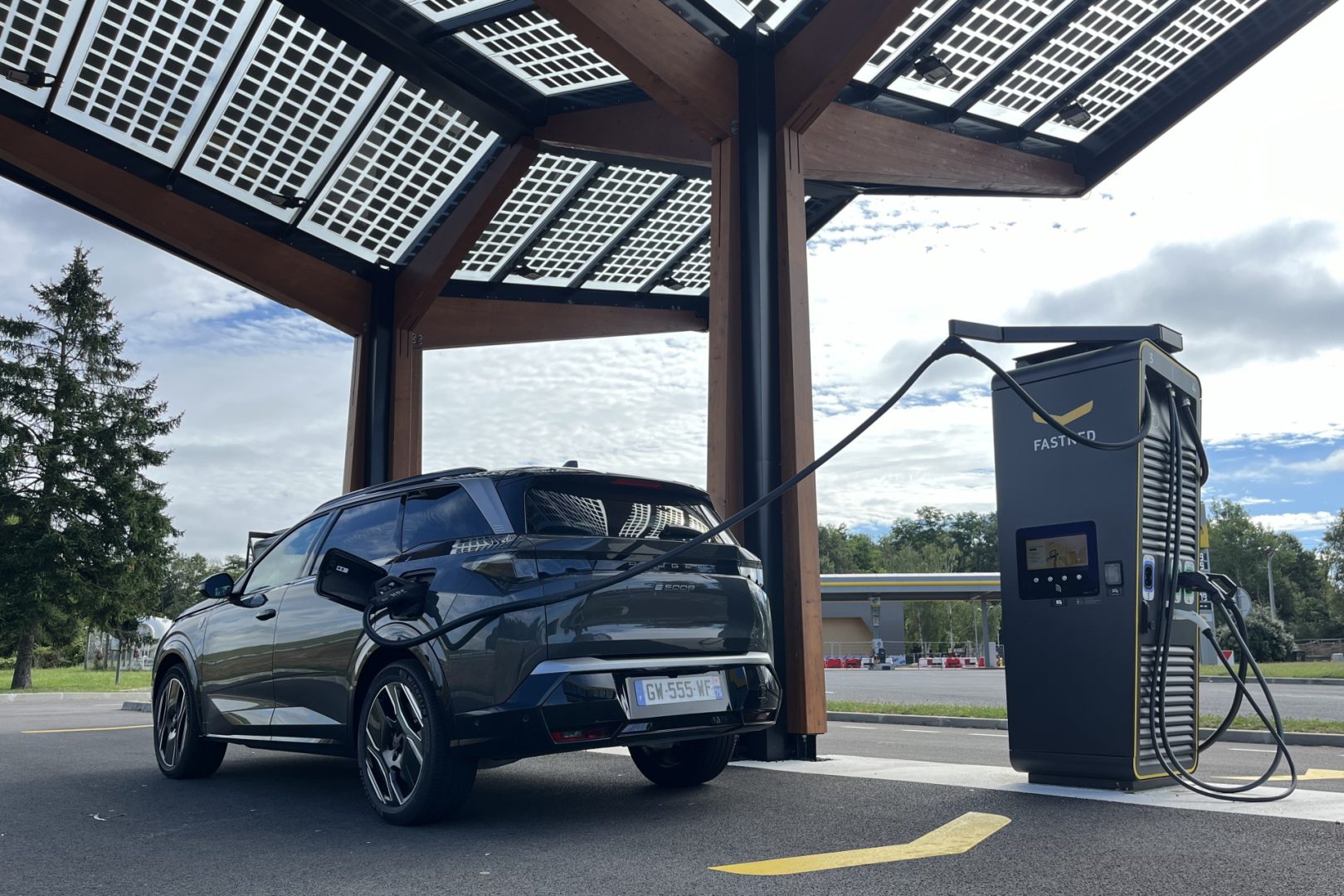 tesla augmente les tarifs des superchargeurs en heures de pointe en france, impactant le coût de recharge des véhicules électriques pendant les périodes de forte affluence.