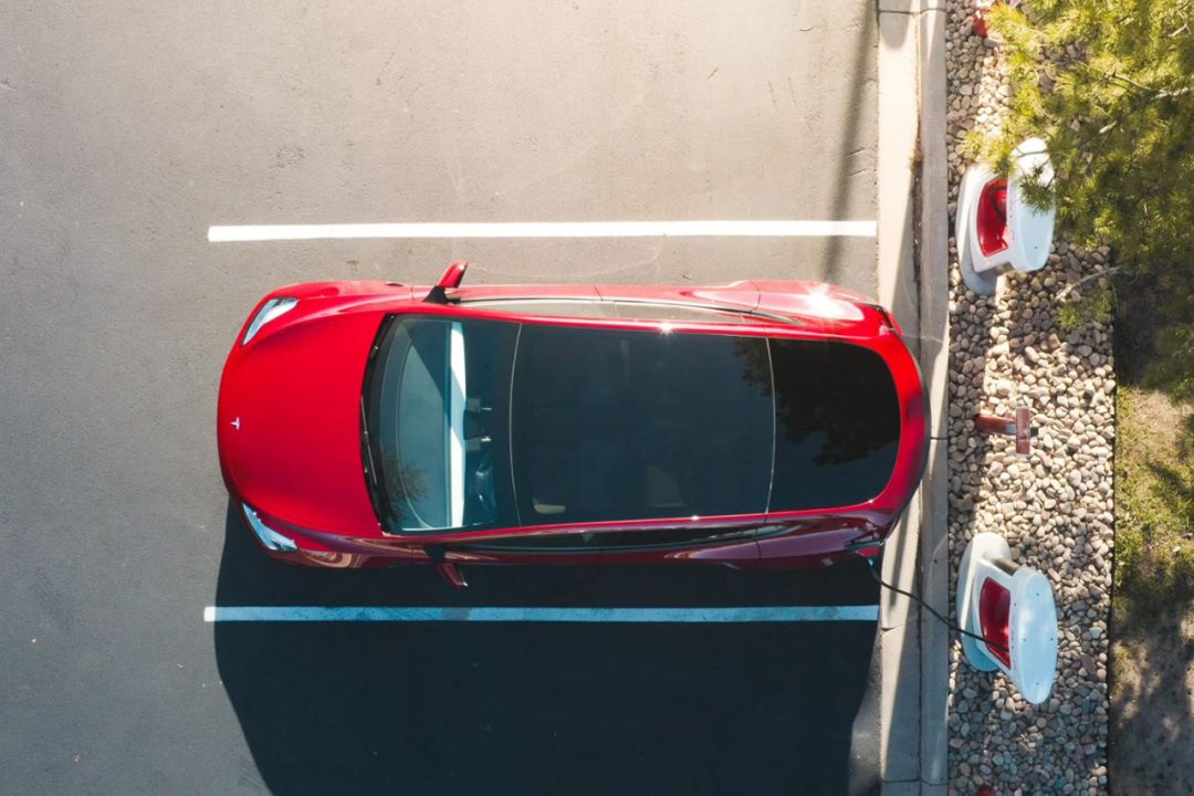 tesla augmente les tarifs de ses superchargeurs en heures de pointe en france, impactant le coût de recharge pour les utilisateurs des véhicules électriques.