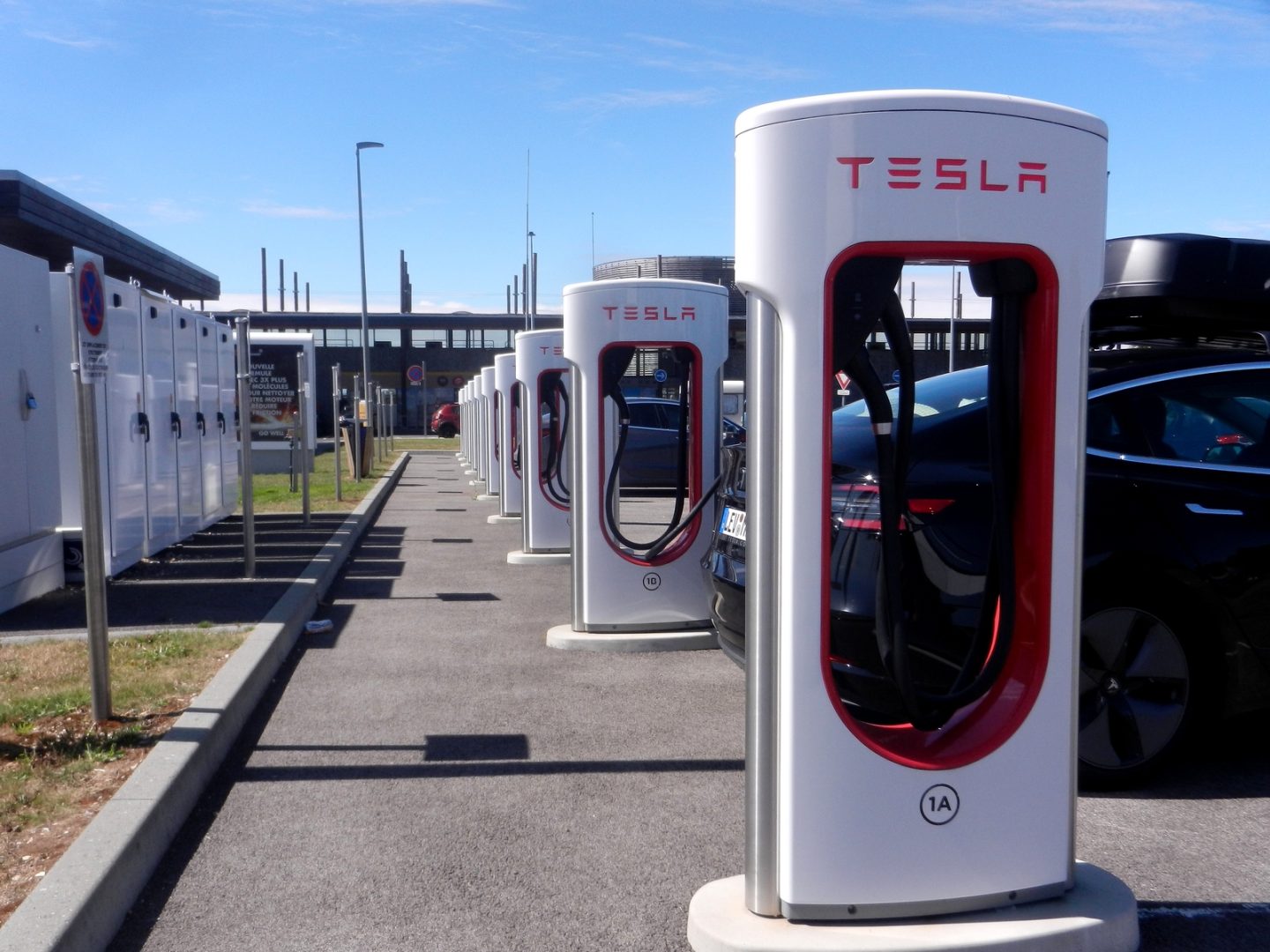 tesla augmente les tarifs des superchargeurs en heures de pointe en france, impactant le coût de la recharge pour les propriétaires de véhicules électriques.