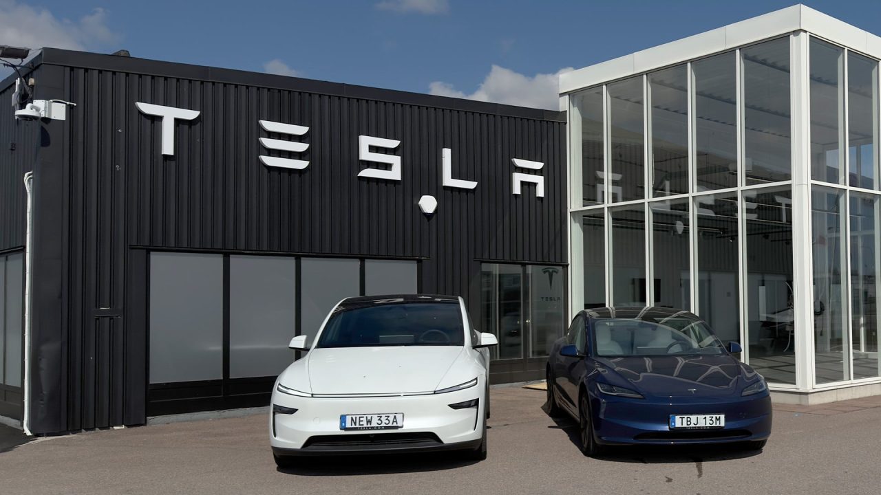 découvrez comment le tesla cybertruck traverse audacieusement un lac, démontrant sa puissance et sa technologie innovante dans des conditions extrêmes.