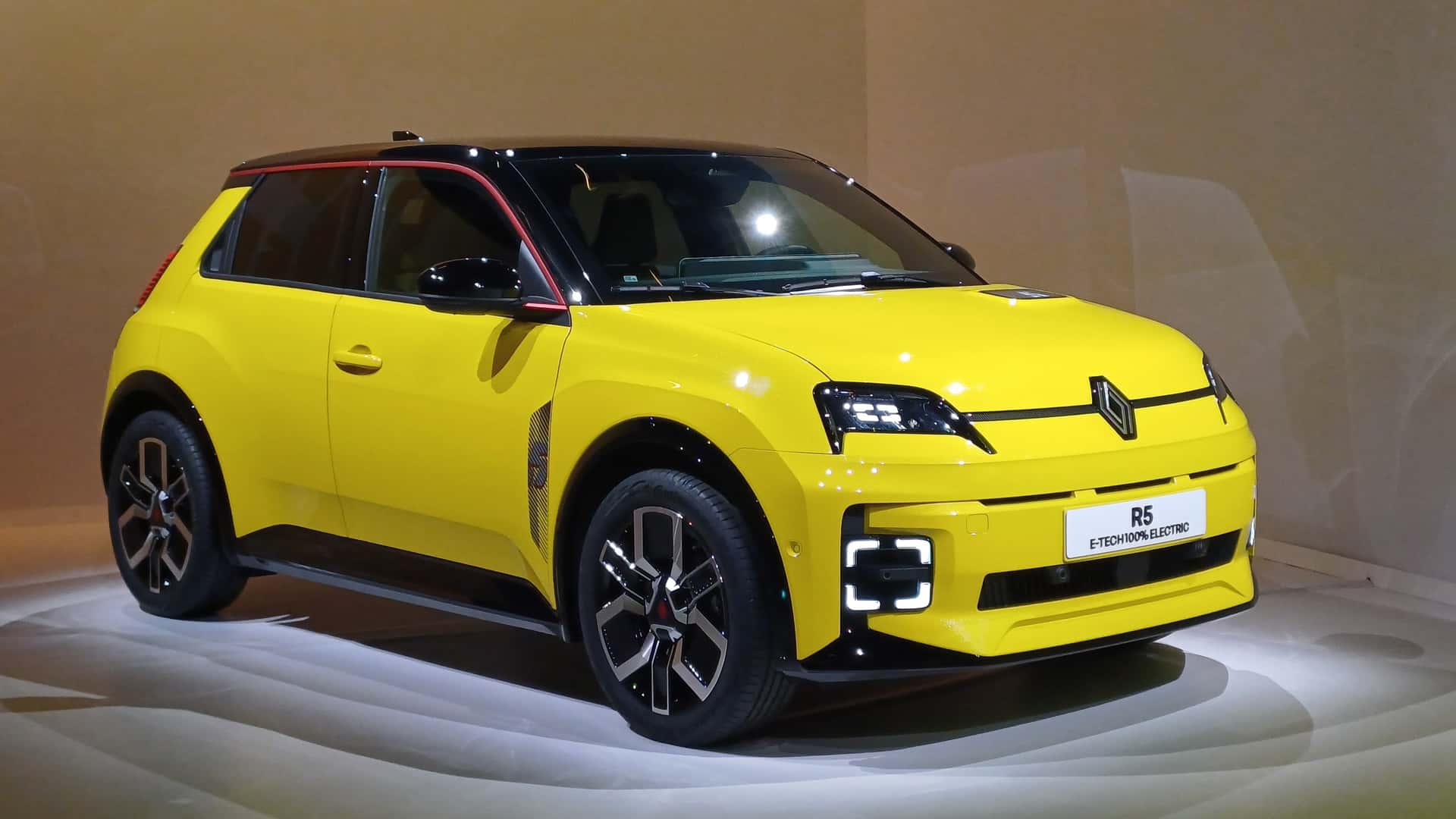 renault célèbre un jalon majeur en atteignant la fabrication d'un million de voitures électriques en france, renforçant son engagement envers la mobilité durable et l'innovation automobile.