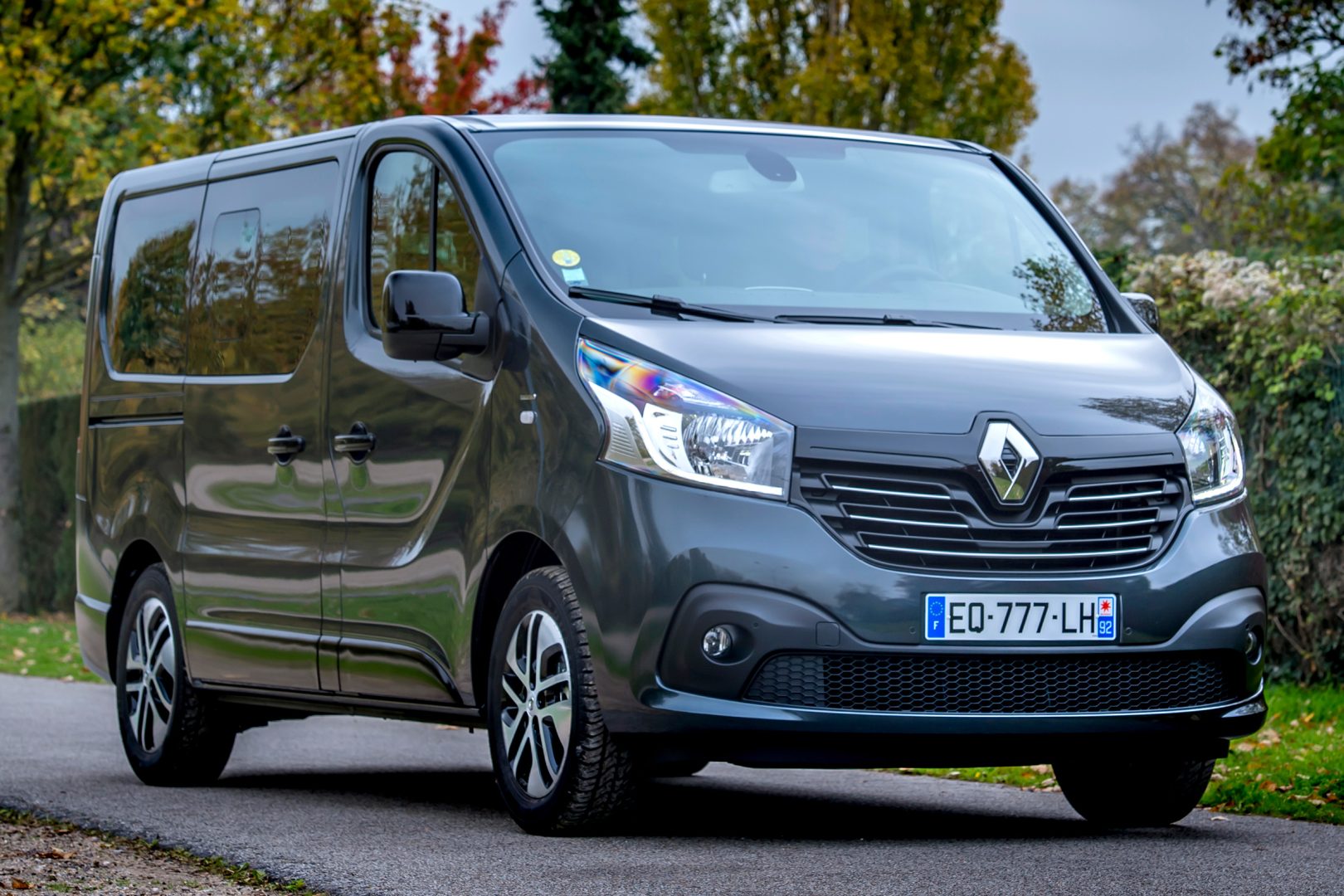 découvrez le duel des compactes entre la renault mégane et la peugeot 308 : performances, design, équipements et prix pour choisir la meilleure voiture adaptée à vos besoins.