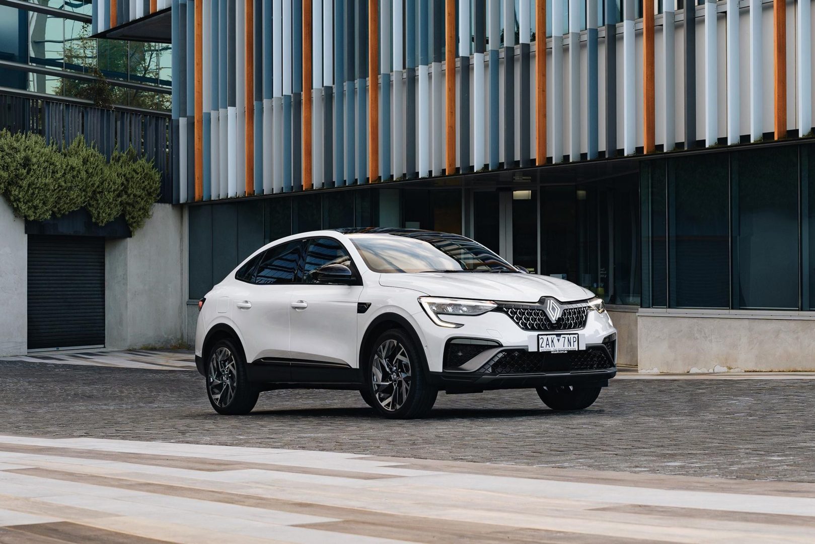 découvrez la renault r5 avec une autonomie et une batterie inédites dès l'entrée de gamme, alliant performance et innovation pour une expérience de conduite optimale.